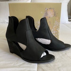 Very G open toe wedges
